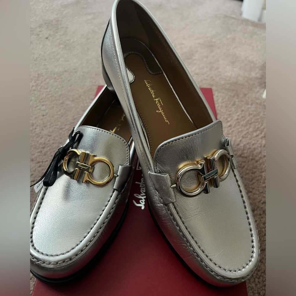 Salvatore Ferragamo NEW ROLO silver moccasin Gancio Logo gold Flat shoe